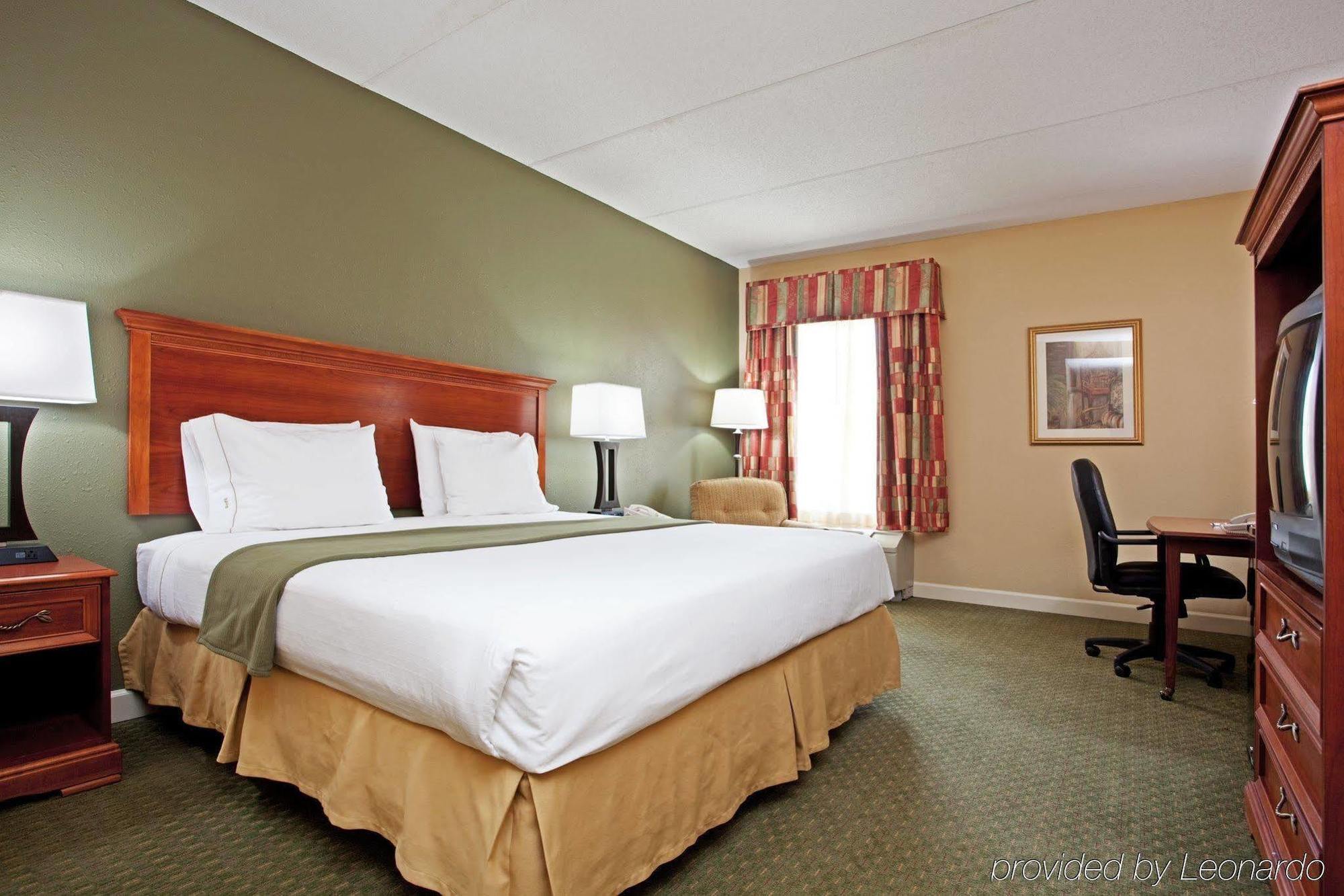 Holiday Inn Express Hotel & Suites Conover - Hickory Area By Ihg Стая снимка