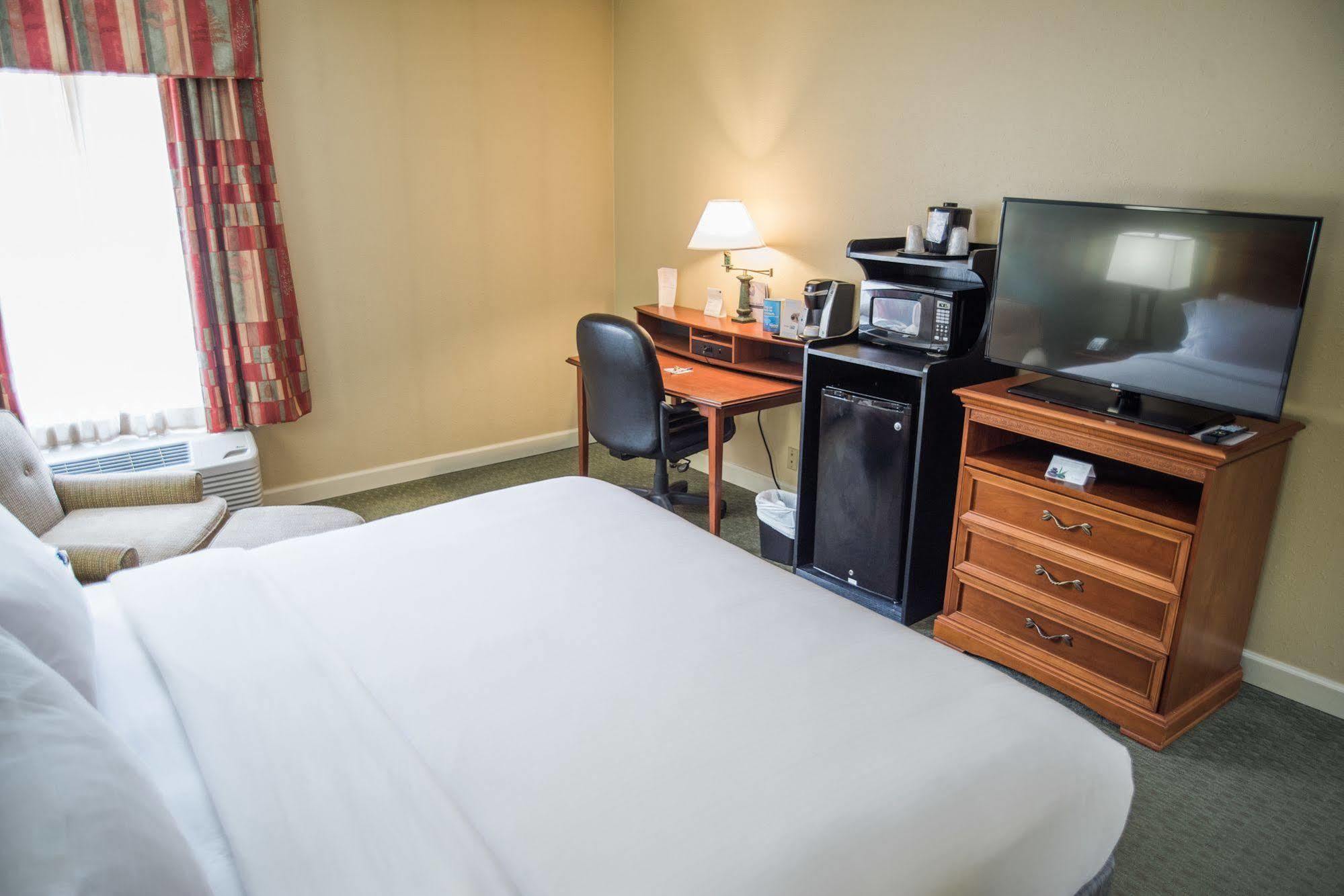 Holiday Inn Express Hotel & Suites Conover - Hickory Area By Ihg Екстериор снимка